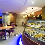אתר נופש The Grand Blue Sky International 4*